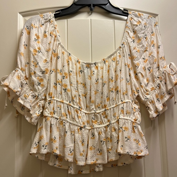 NWT Arizona Jean Co Size Medium Floral Patterned Elastic Crop Top - Picture 2 of 4